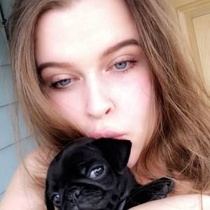 Meet your Posher, Adrienne